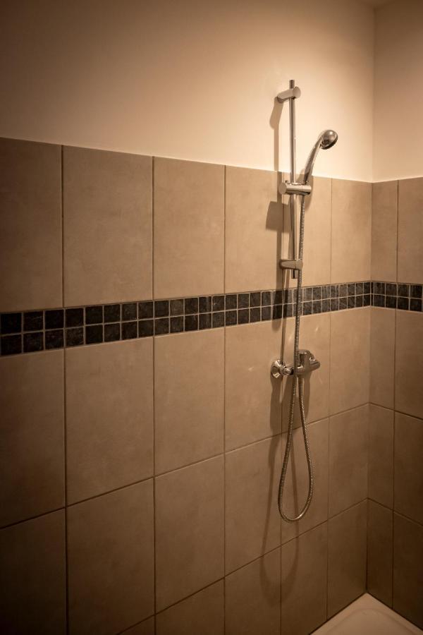 Superbe Appartement Avec Patio Nimes Ngoại thất bức ảnh