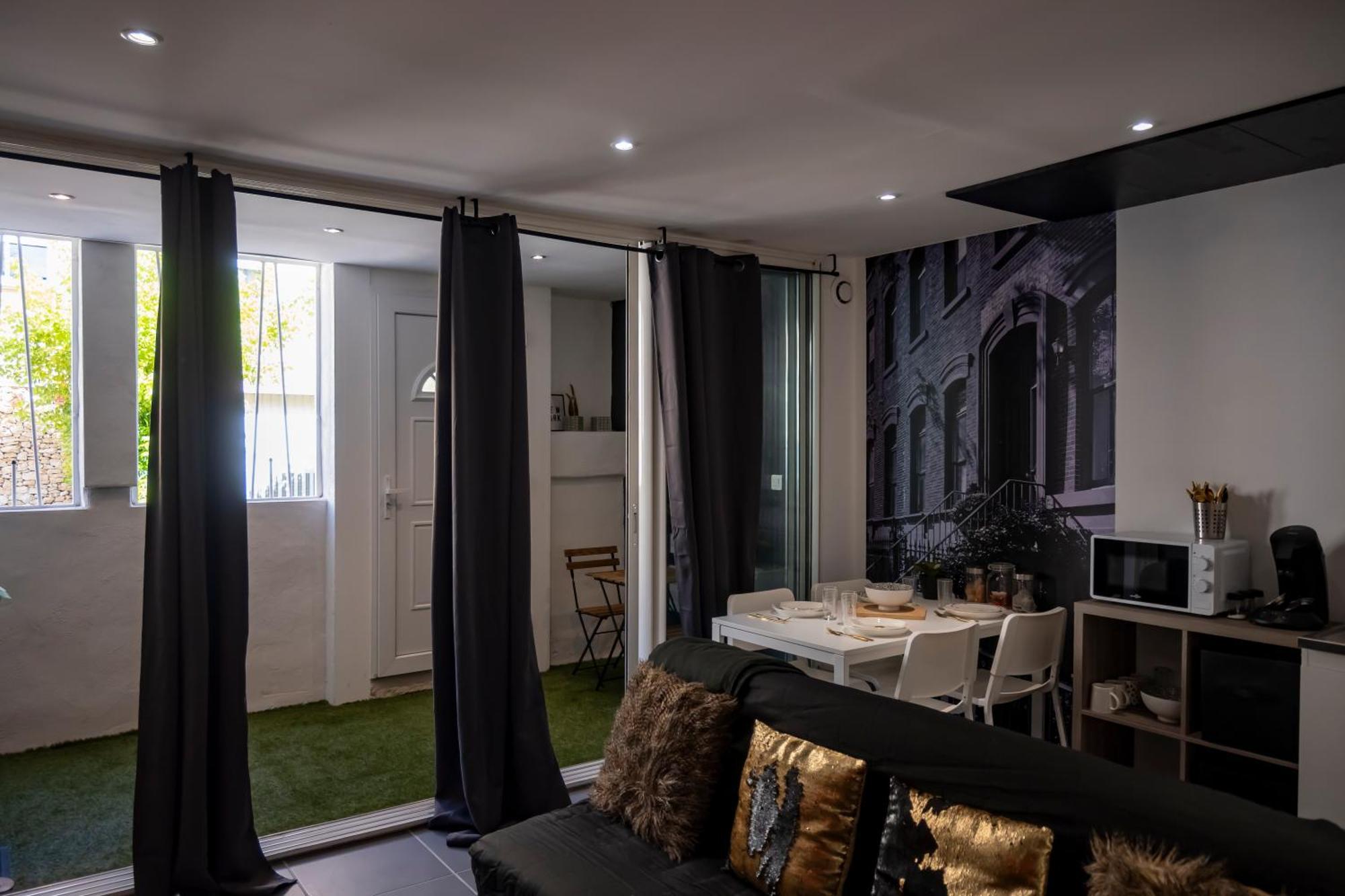 Superbe Appartement Avec Patio Nimes Ngoại thất bức ảnh